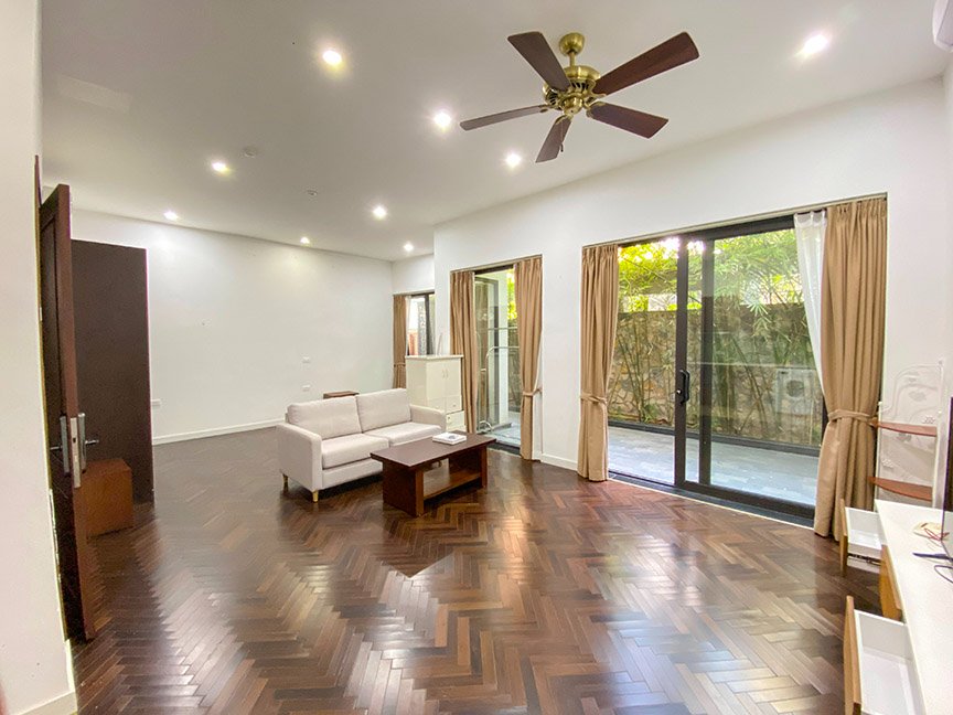 Cheap Apartment for rent in Tay Ho with nice outdoor space