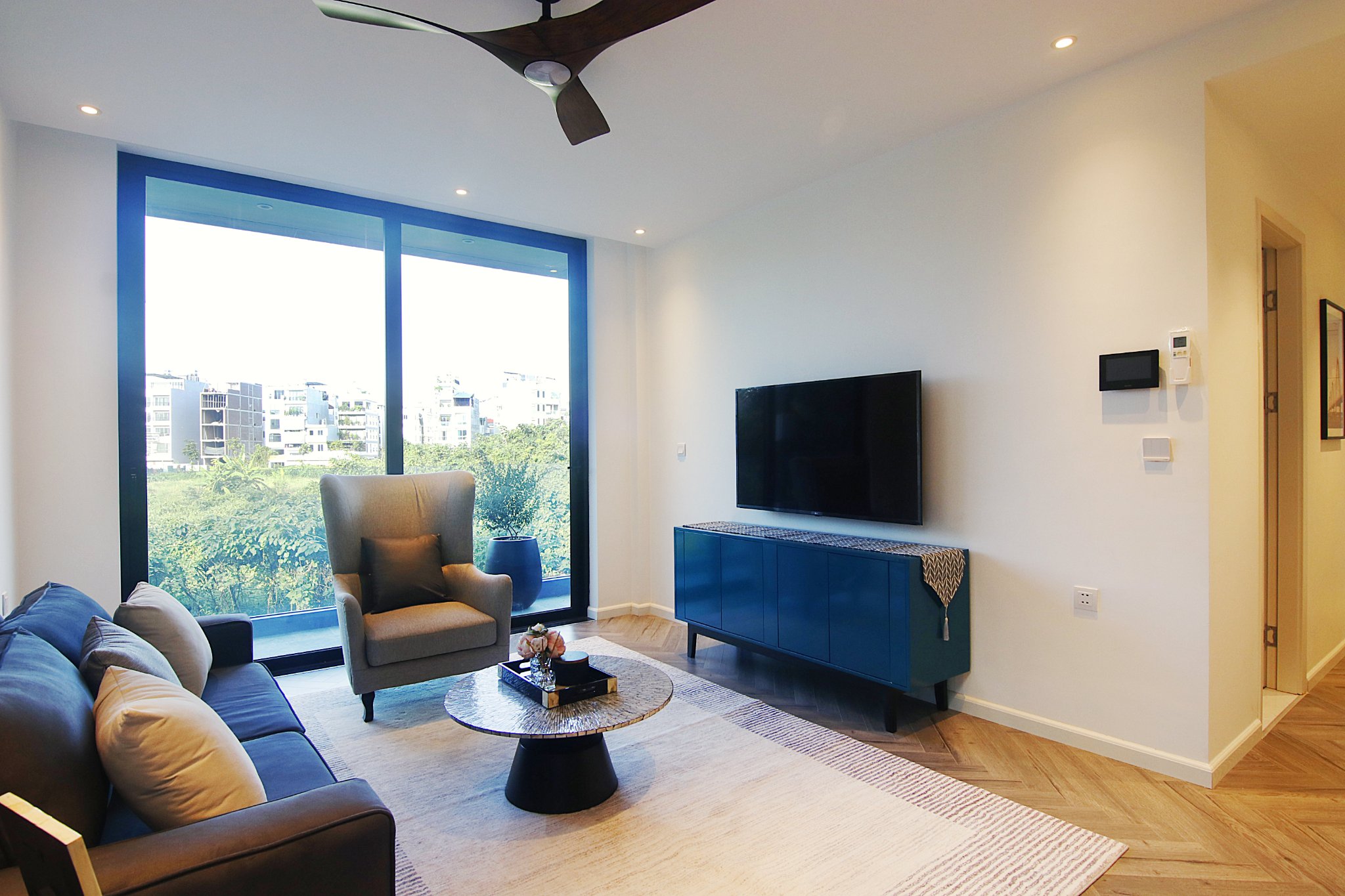 Deluxe 02 BR Apartment Rental in Ngoc Thuy Area, Long Bien