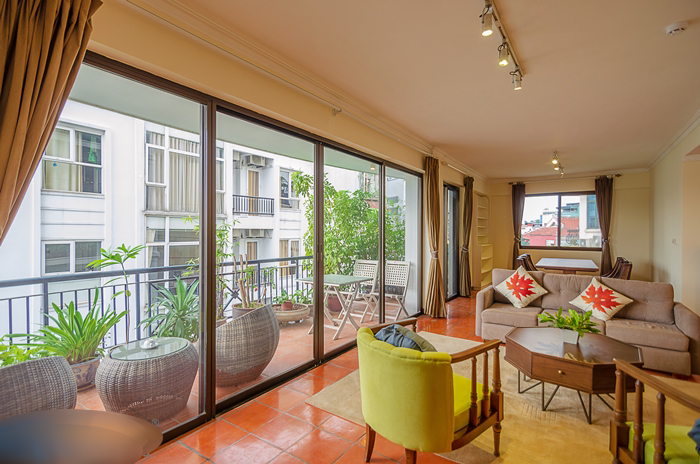 Lake View, Spacious & Elegantly Decorated 3 BR Apartment for rent in Truc Bach, Ba Dinh