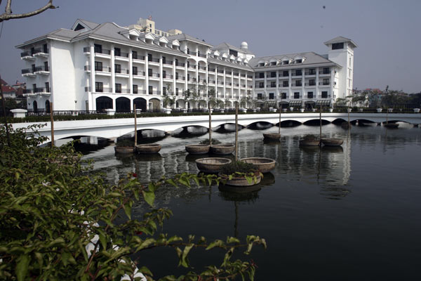 Lake view Apartment for rent in Tu Hoa street, Tay Ho
