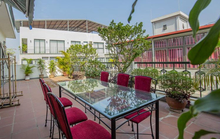 *Large Balcony & Spacious 02 BR Apartment for rent in Tu Hoa, West Lake*