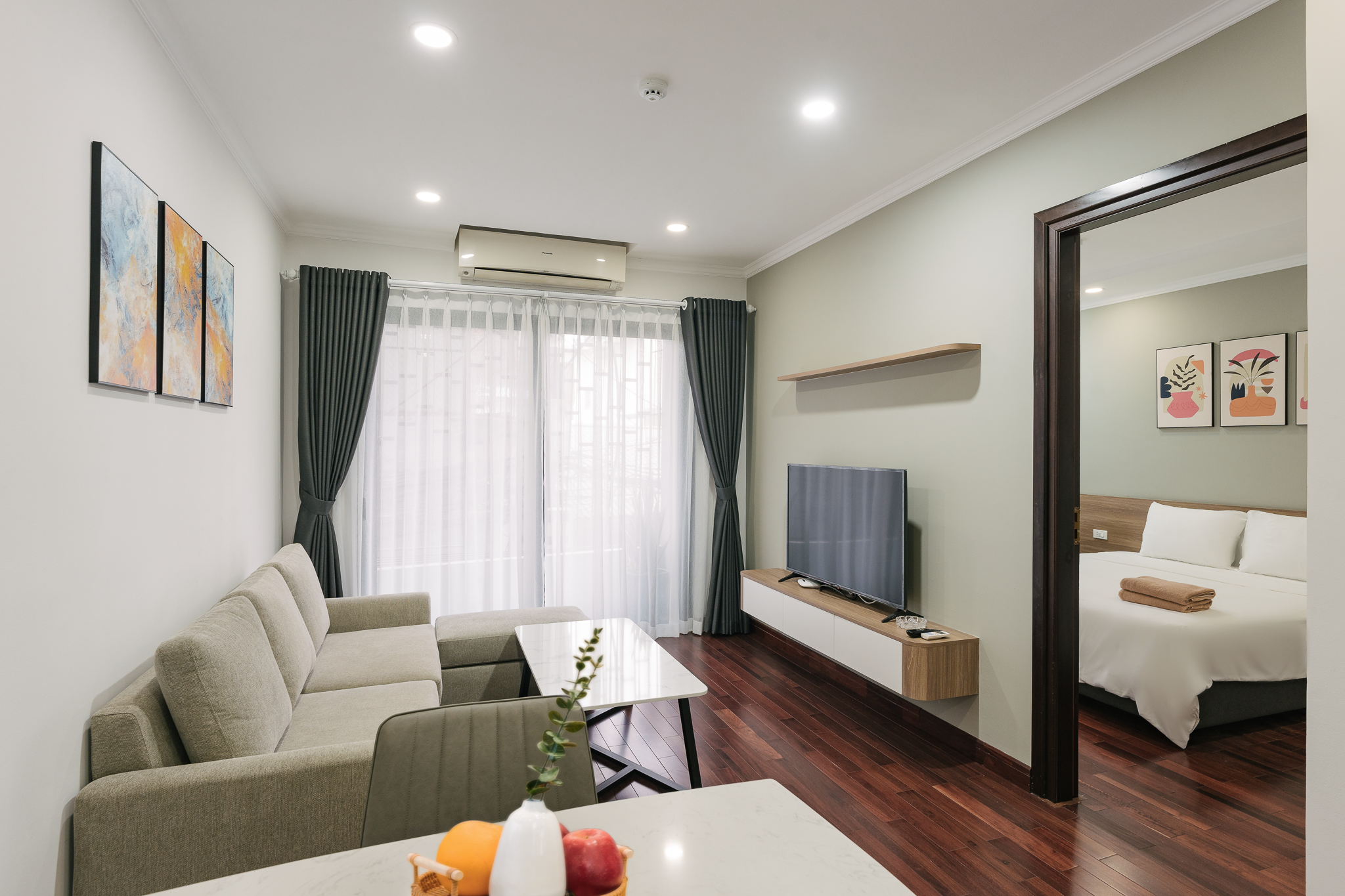 🌟 Lux Homestay – Premium 2-Bedroom Rental in Hanoi’s Kim Mã Neighborhood – Stylish, Spacious, Full of Light with Bathtub, Hardwood Floors & Great Airflow! 🌟