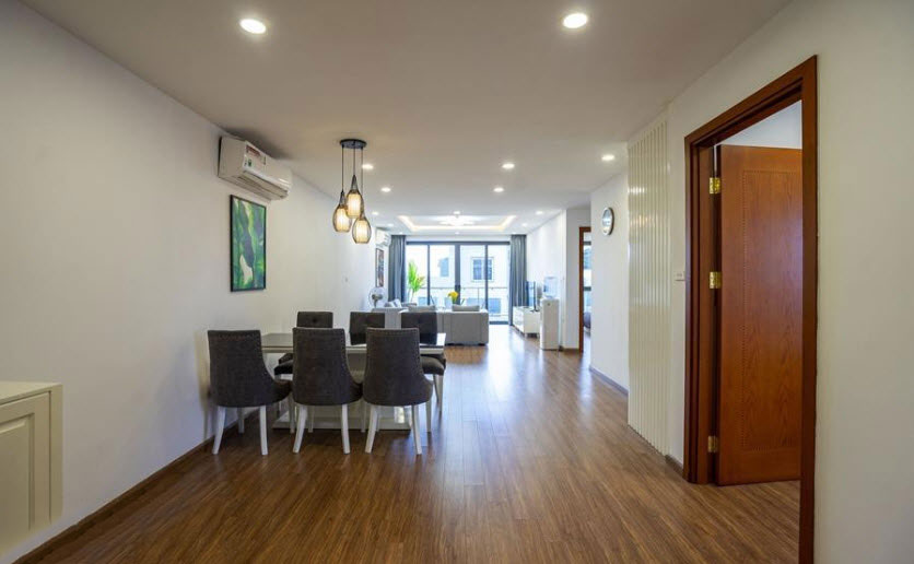 Very large 3-bedroom apartment filled with light, view West Lake in Xuan Dieu str, Tay Ho