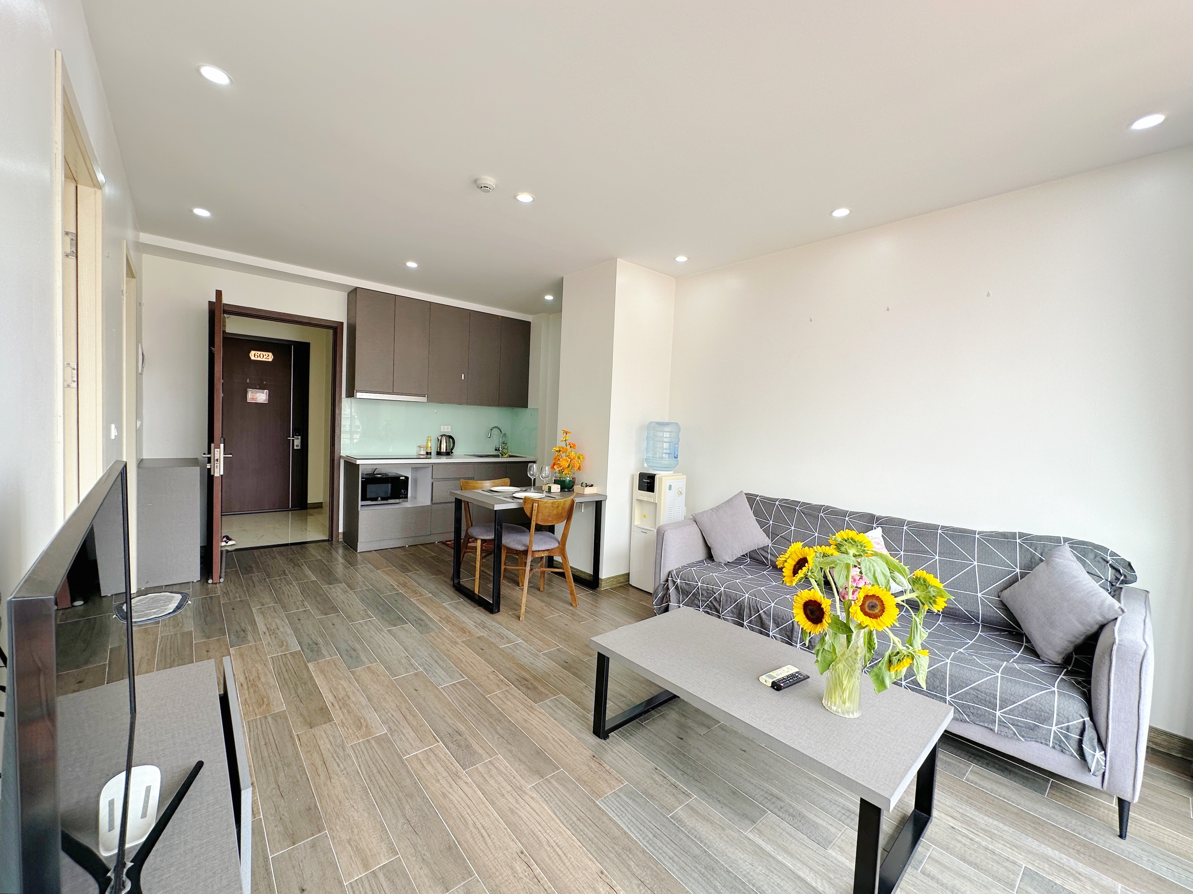 🌟 SUN-DRENCHED 55 m2 SERVICED 1-BED RETREAT – TO NGOC VAN 🌟