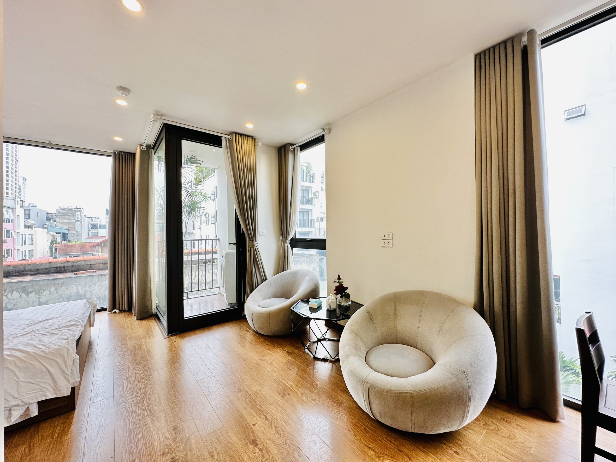 🚀 NEWLY RENOVATED SERVICED APARTMENT DEAL IN TAY HO! 🚀 Spacious 1 or 2 Bedrooms | To Ngoc Van St. | 